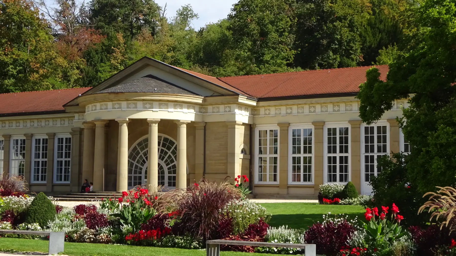 Der Kursaal in Stuttgart-Bad Cannstatt mit Blumenbeeten im Kurpark
